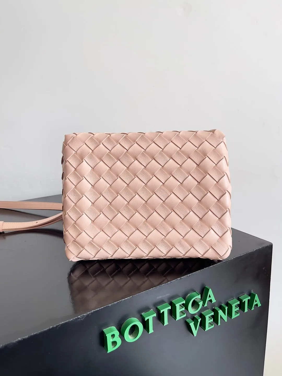 Batch 1760 BV home is new! Andiamo combines the Bottega Veneta archive parachute handbag to inherit retro elements and integrate modern trends. The same style as Shu Qi's in Beijing Night. It is a continuation of the classic bag. It has three functions: hand carry, shoulder and cross-body. It is embellished with metal brass knot buckles. It is small and has an amazing capacity. It can easily hold sunglasses in a box / small bottle of water / powder powder / charger and other daily necessities when going out. The upper body is versatile. Style number: 796569 Size: 21*17*16.5cm